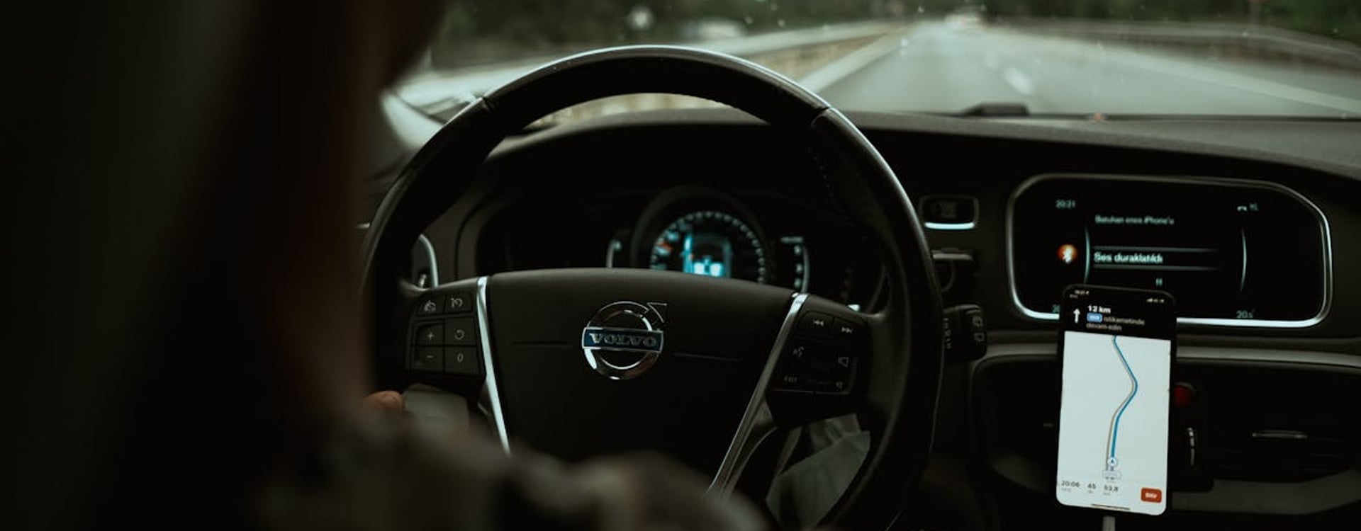 Phone kept in a shaded car interior to reduce overheating during summer navigation and long drives