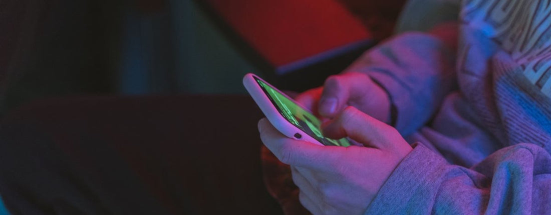 Mobile gamer managing Honkai Star Rail phone heat during a long session on a warm evening desk