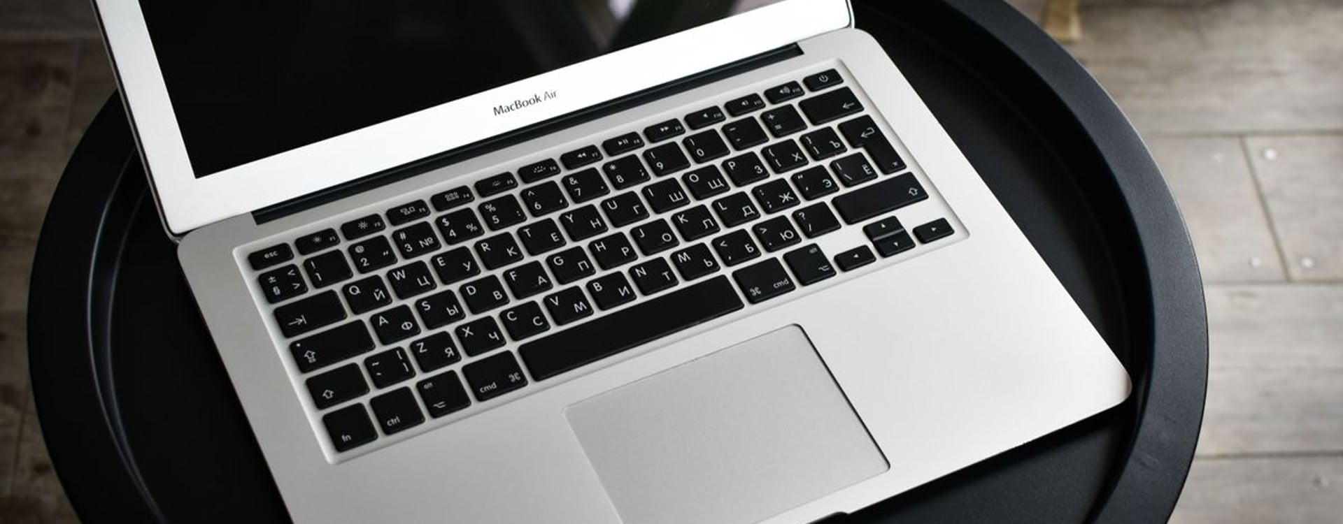 Developer measuring MacBook thermal behavior during repeated Xcode archive builds at a desk
