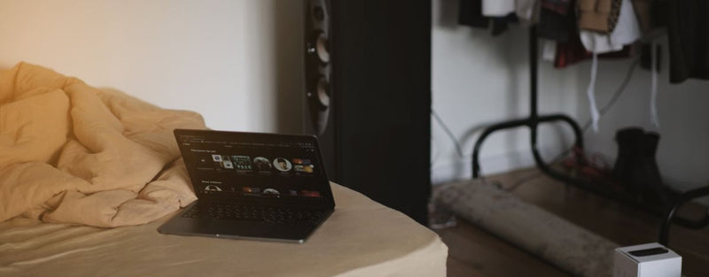 Laptop Cooling Pad in Bed for a Big Laptop: What Makes the Setup Safe and Stable